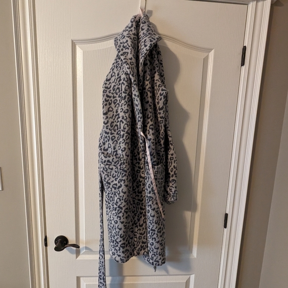 VS - Short grey leopard print fuzzy robe - Picture 2 of 6